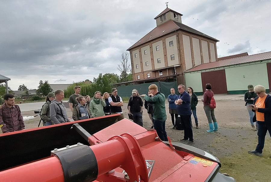 "Rebhuhn retten - Vielfalt fördern!": Projektgebietetreffen im Zerbster Ackerland. Landwirtschaftliche Vorführung am berühmten Getreidespeicher Buhlendorf. (Bild: M. Riepl/DVL)