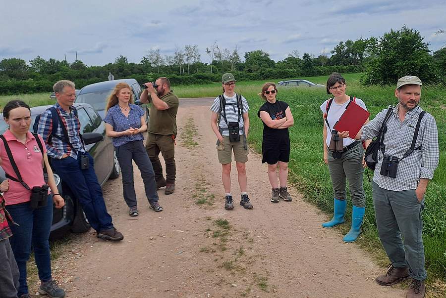 "Rebhuhn retten - Vielfalt fördern!": Projektgebietetreffen im Zerbster Ackerland. René Köhler (rechts) und Dr. Nadine Schubert vom Förderverein Großtrappenschutz e. V. führten die Projektgruppe zu den Lebensräumen von Großtrappe und Rebhuhn. (Bild: C. Weiß/DVL)