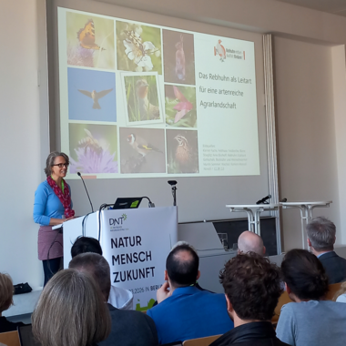 Vortrag von Monika Riepl bei der Veranstaltung „Wiederherstellung in Agrarlandschaften – Wunsch oder Wirklichkeit?“ am 12. März 2026. Bild: Elisabeth Böhnlein/DVL