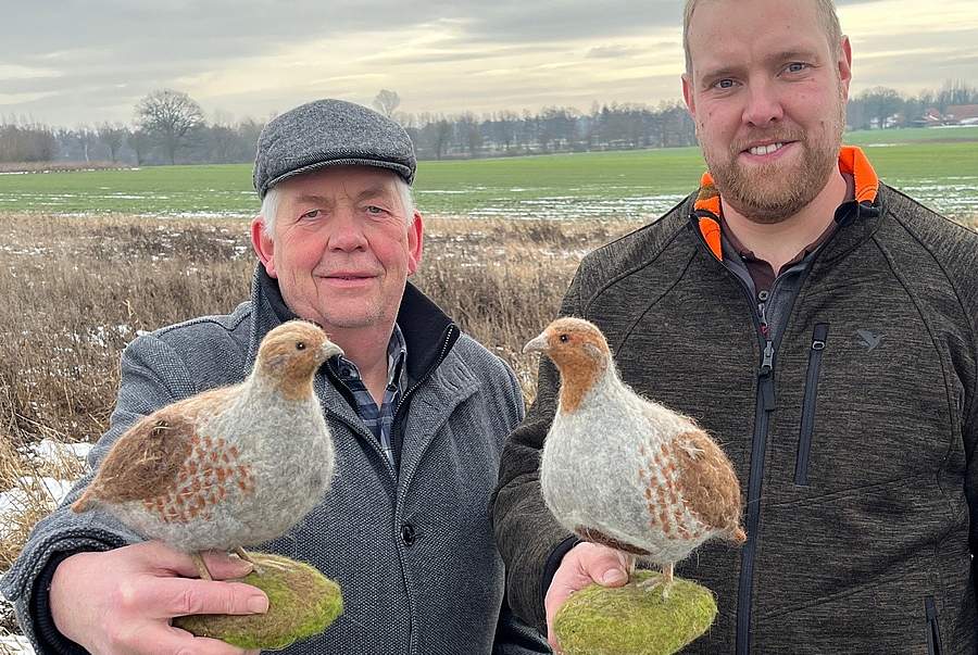 (v.l.) Joachim Schmedt, Kreisvorsitzender Minden-Lübbecke des Westfälisch-Lippischen Landwirtschaftsverbands (WLV), und Landwirt Christian Wiese, der sich bereits seit 2023 am Projekt beteiligt. Er wurde von „farmers for nature – Bauern für Naturschutz 2025“ vom WLV, Bezirksverband Ostwestfalen-Lippe (OWL) ausgezeichnet. Bild: Rita Rehring/WLV