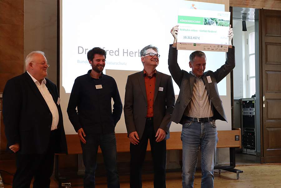 Übergabe des Förderbescheides des Projektes „Rebhuhn retten – Vielfalt fördern!“