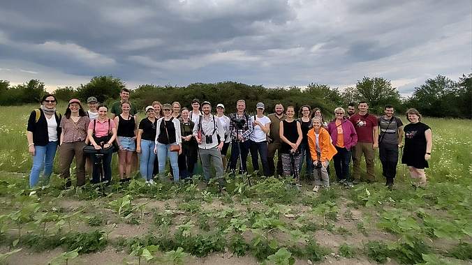 "Rebhuhn retten - Vielfalt fördern!": Projektgebietetreffen im Zerbster Ackerland. Gruppenfoto bei der Exkursion in der Feldflur. (Bild: M. Riepl/DVL)