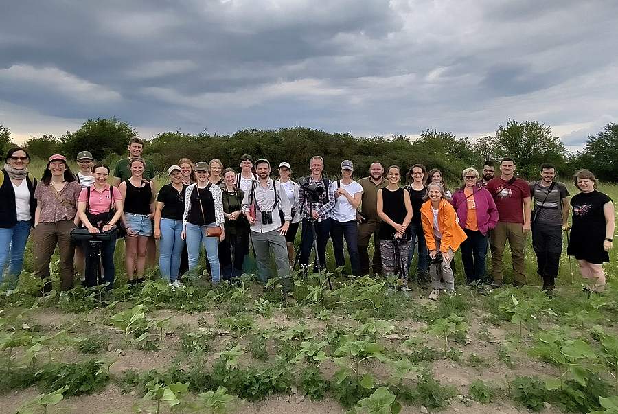 "Rebhuhn retten - Vielfalt fördern!": Projektgebietetreffen im Zerbster Ackerland. Gruppenfoto bei der Exkursion in der Feldflur. (Bild: M. Riepl/DVL)