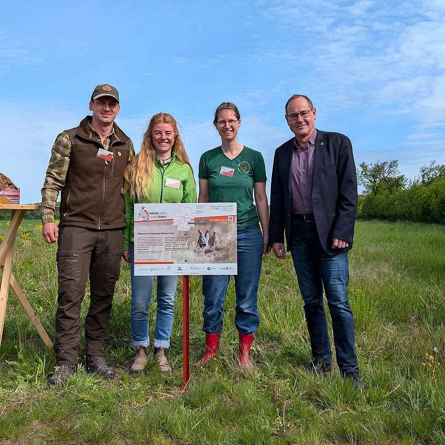 "Rebhuhn retten - Vielfalt fördern!": Thüringens Umweltminister Tilo Kummer (rechts) mit den Vertreter*innen der drei Projektgebiete Thüringer Becken Ost/West/Nord.