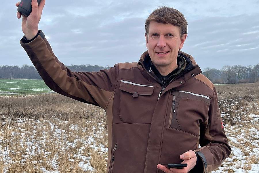 Dr. Marcel Holy zeigt seine Ausrüstung für das Monitoring: Klangattrappe und Smartphone. Bild: Rita Rehring/WLV.