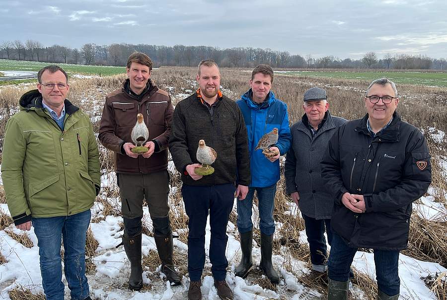 (v.l.) Stellv. Vorsitzender des WLV-Bezirksvorstand Ostwestfalen-Lippe Andreas Westermeyer, Dr. Marcel Holy von der Natur- und Umweltschutzvereinigung Dümmer e.V., Landwirt Christian Wiese, Sven Nadolny von der Stiftung Westfälische Kulturlandschaft, Joachim Schmedt, Kreisvorsitzender Minden-Lübbecke des WLV, und Vorsitzender Antonius Tillmann vom WLV-Bezirksvorstand Ostwestfalen-Lippe. Bild: Rita Rehring/WLV