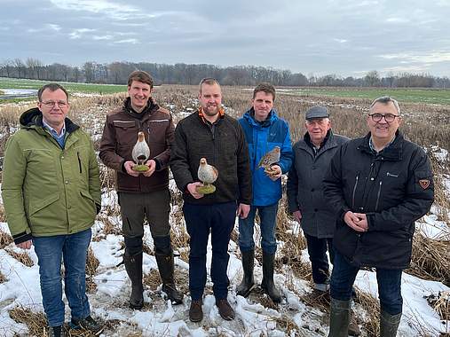 (v.l.) Stellv. Vorsitzender des WLV-Bezirksvorstand Ostwestfalen-Lippe Andreas Westermeyer, Dr. Marcel Holy von der Natur- und Umweltschutzvereinigung Dümmer e.V., Landwirt Christian Wiese, Sven Nadolny von der Stiftung Westfälische Kulturlandschaft, Joachim Schmedt, Kreisvorsitzender Minden-Lübbecke des WLV, und Vorsitzender Antonius Tillmann vom WLV-Bezirksvorstand Ostwestfalen-Lippe. Bild: Rita Rehring/WLV