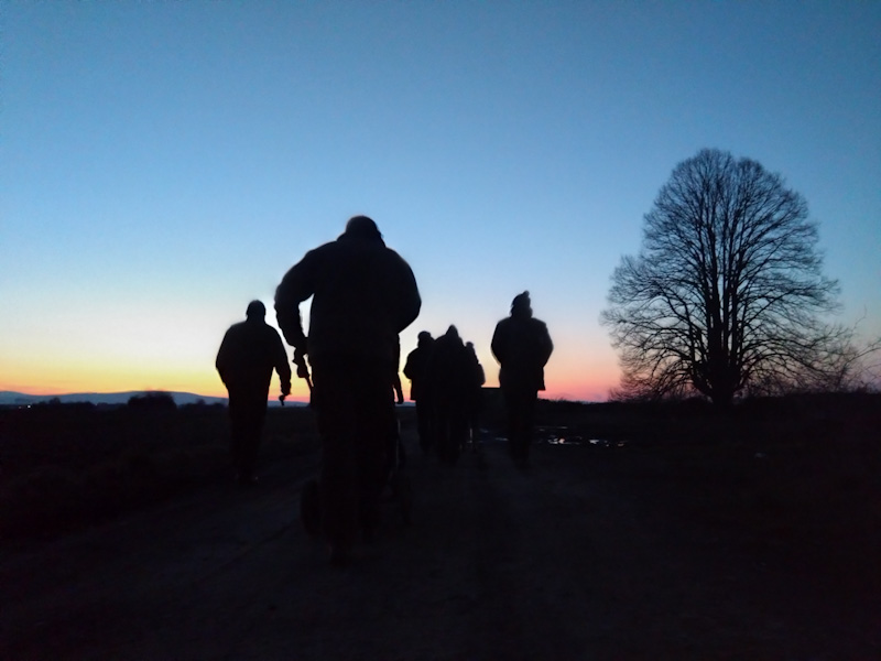Personen in der Abenddämmerungen